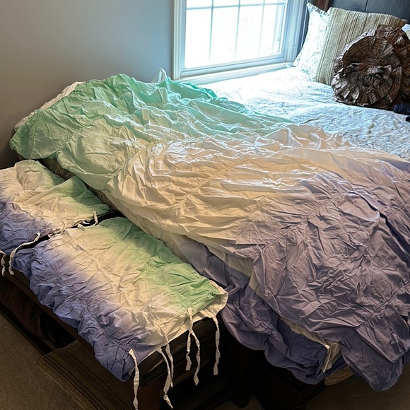 4 Gradient ombre Curtains and matching queen duvet cover and 2 shams - Picture 2 of 2